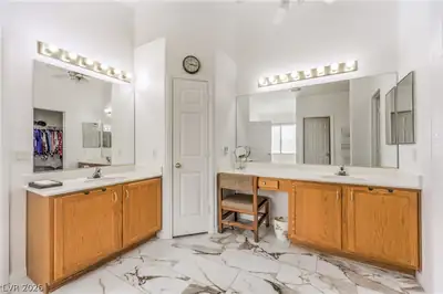 5521 Little Lake Avenue, Las Vegas, NV 89122 Primary Bathroom