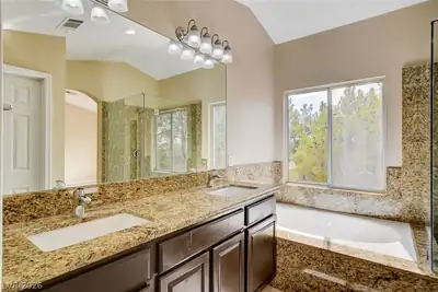 1612 Country Hollow Drive, Las Vegas, NV 89117 Primary Bathroom