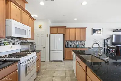 371 Wilford Springs Street, Henderson, NV 89014 Kitchen