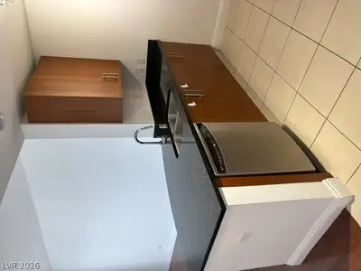 200 West SAHARA Avenue 3206 Kitchen
