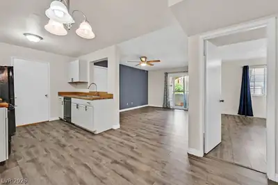 220 Mission Newport Lane 105 Kitchen