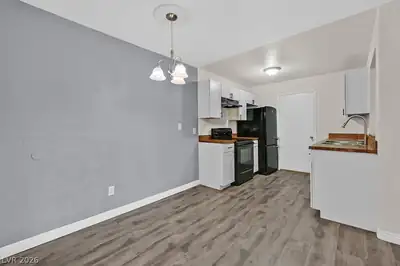 220 Mission Newport Lane 105 Dining Area