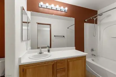 5009 Lone Wolf Avenue, Las Vegas, NV 89131 Primary Bathroom