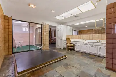3198 El Cedro Circle Primary Bathroom