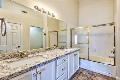 3963 Pembridge Court, Las Vegas, NV 89121 Primary Bathroom