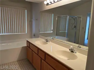 930 Stetson Drive Primary Bathroom