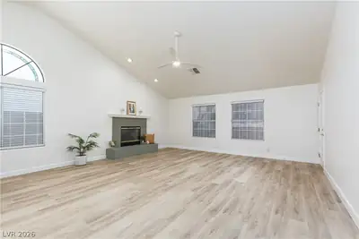 424 Mountain Top Court Living Room
