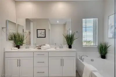 600 North Carriage Hill Drive 1039 Primary Bathroom
