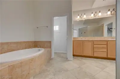 9213 Tudor Park Place, Las Vegas, NV 89145 Primary Bathroom
