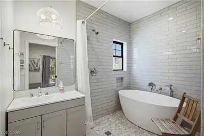 428 B Avenue Primary Bathroom
