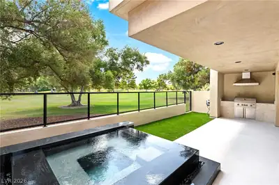 2847 Queens Courtyard Drive Patio