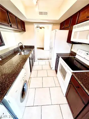 2838 Geary Place 4020 Kitchen