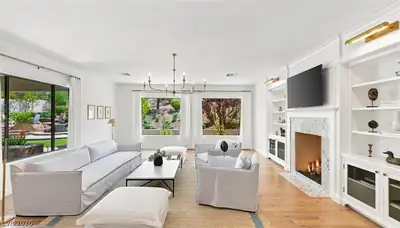 8 Pine Hollow Drive Living Room