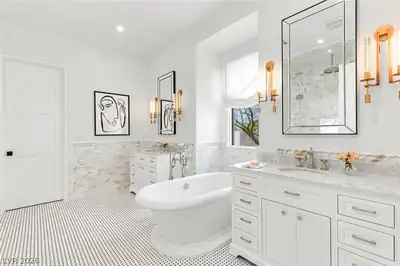 8 Pine Hollow Drive Primary Bathroom