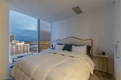 3722 Las Vegas Boulevard 1903 Bedroom