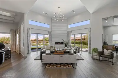 4050 North Tomsik Street Living Room