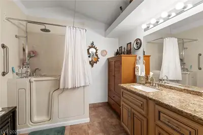 7804 Settlers Ridge Lane, Las Vegas, NV 89145 Primary Bathroom