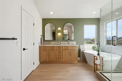 2344 Kenneth Avenue Primary Bathroom