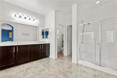 809 Maybole Avenue Primary Bathroom