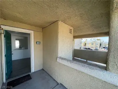 1521 Linnbaker Lane 203 Entry
