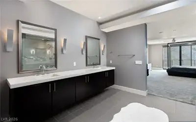 921 Vegas View Drive Primary Bathroom
