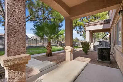 2520 Sierra Luna Avenue 102 Patio