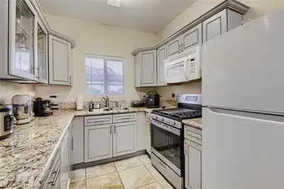 5650 Sahara Avenue 1055 Kitchen
