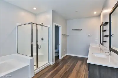 3229 Vittoria Avenue Primary Bathroom