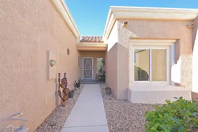 10008 Bundella Drive Entry
