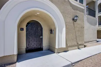 2555 Hampton Road 11201 Entry