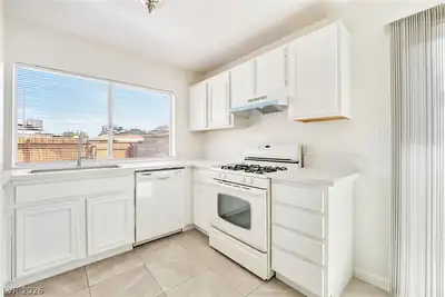 4672 Rita Drive, Las Vegas, NV 89121 Kitchen