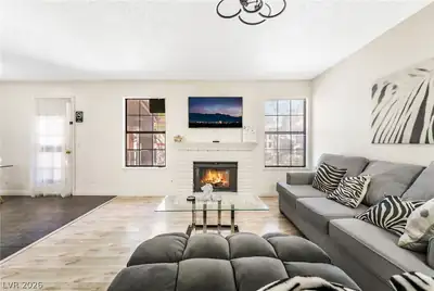 5576 West Rochelle Avenue 43C Living Room