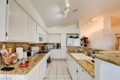 7365 Tamarind Avenue Kitchen