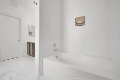 2000 Quarry Ridge Street 104 Primary Bathroom