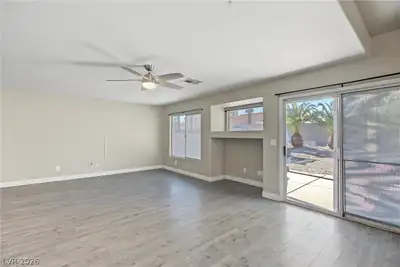 1619 Silver Falls Avenue Living Room