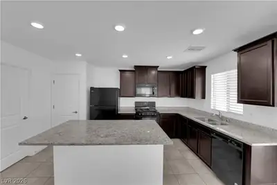 6421 Broadcloth Court Kitchen
