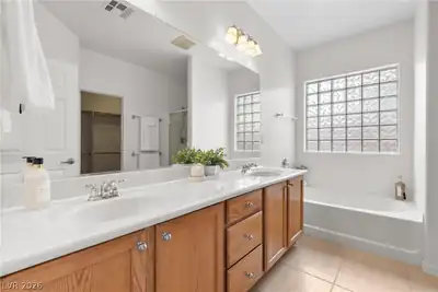 3931 Shetland Pony Street, Las Vegas, NV 89122 Primary Bathroom