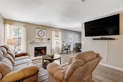 5576 West Rochelle Avenue 32D Living Room