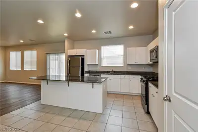 5726 Artesia Fountain Street Kitchen
