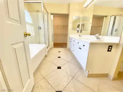 8482 Canvas Vest Court Primary Bathroom