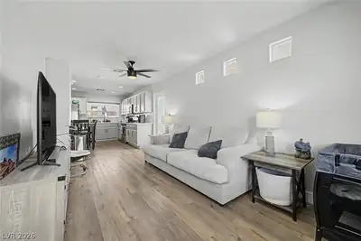 5208 Paradise Valley Avenue Living Room