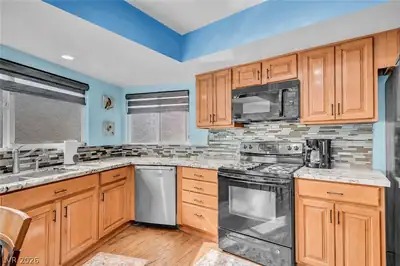 3016 Plaza De Monte, Las Vegas, NV 89102 Kitchen