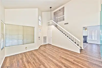 7686 Selby Court Entrance Foyer