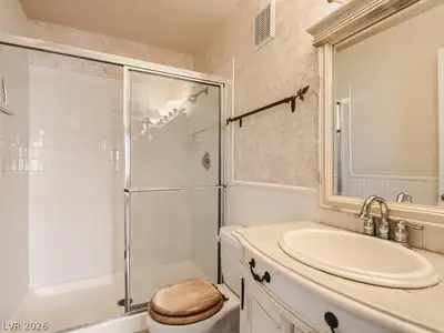 1045 Grammy Drive, Las Vegas, NV 89145 Primary Bathroom