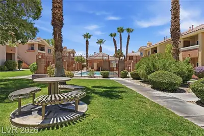 1050 East Cactus Avenue 2123 Yard