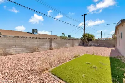 5908 Gipsy Avenue Yard
