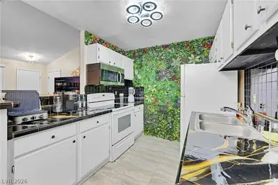 5131 LINDELL Road 205 Kitchen