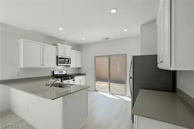 6745 Magnolia River Avenue Kitchen