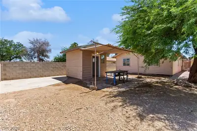 4736 Newton Drive Yard