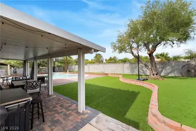 1404 Gloria Lane Yard